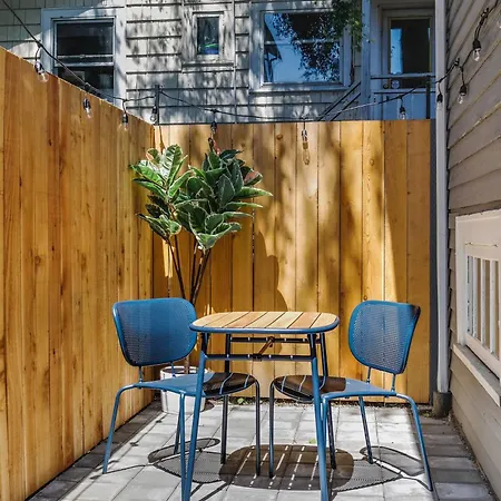 Stylish Daylight Basement Apartment- Patio + Grill
